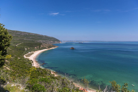 令人惊叹的蓝水海滩在 Arrabida, Alentejo 在葡萄牙