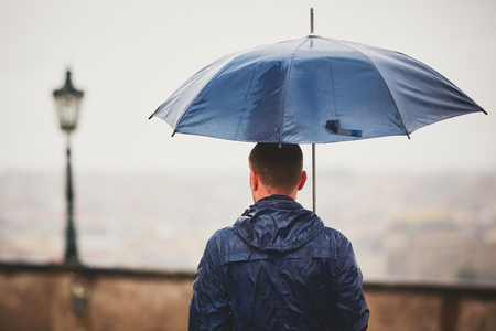 下雨天一个人图片