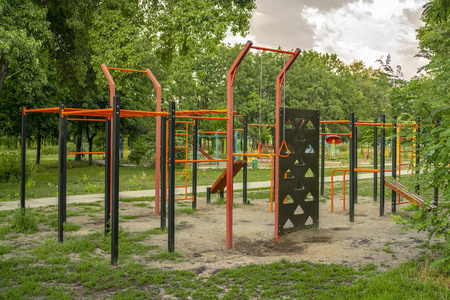 无人的绿色城市公园内有各种训练用具的空运动场