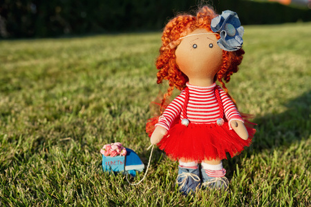 红发的手工制作玩具娃娃，有一辆玩具车