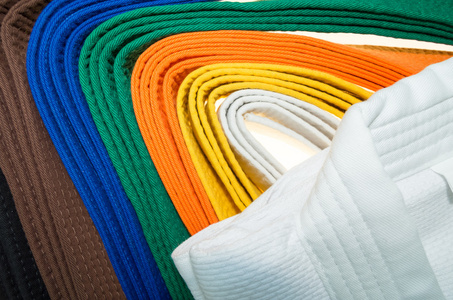 武术和柔道制服的一部分彩色的带