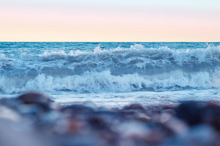 日落时海滩上的海浪强烈。黑海。克里米亚雅尔塔