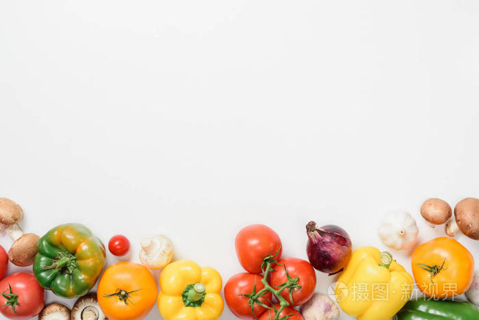 白色的成熟开胃蔬菜的顶部视图