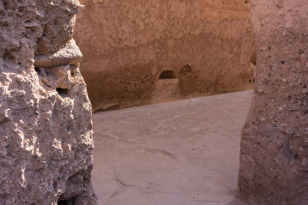 古色古香的历史红色墙壁在阿拉伯堡垒或宫殿