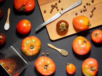 新鲜的西红柿和一把小刀的切板。顶部视图, 平躺