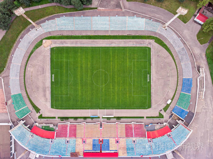 城市足球 (足球) 体育场的空中俯视图.无人机摄影