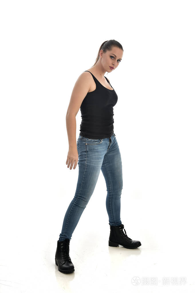 站立姿势.在白色工作室背景下被隔离