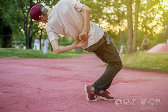 街头舞者的时髦舞蹈家运动在城市的日落休息舞蹈