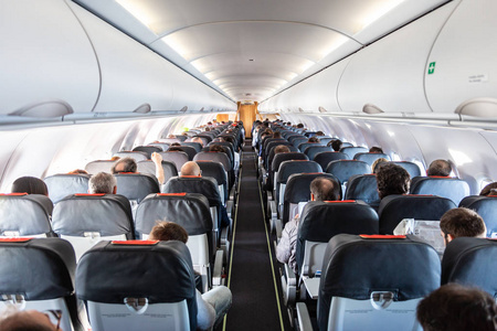商务飞机的内部与乘客在他们的位子在飞行期间