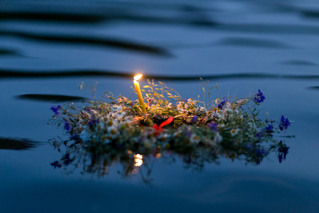 河花儿童画河的花圈.仲夏节照片