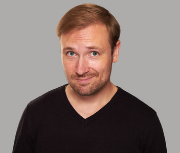 可爱的得意男子表情彩色隔离自信傲慢女人得意的表情冰淇淋得意人物