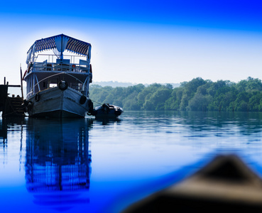 水平生动的河船船景观背景背景图片