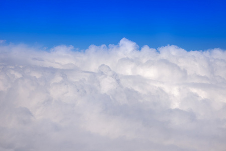 天堂般的景观。白云从飞机窗口一个视图