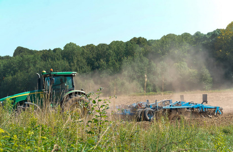 拖拉机耕地农用机器在田间工作