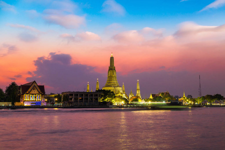 泰国曼谷美丽日落的阿伦寺