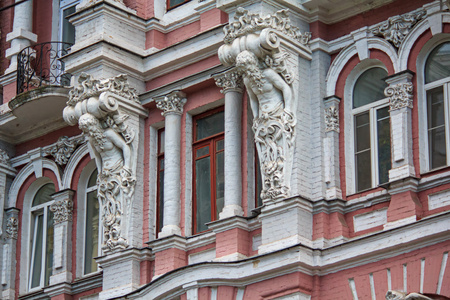 与雕像的历史建筑立面。基辅，乌克兰