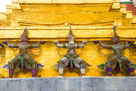 大皇宫和笏垲 翡翠佛寺 在曼谷的一个夏天的一天