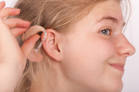 女人想要插入耳助听器