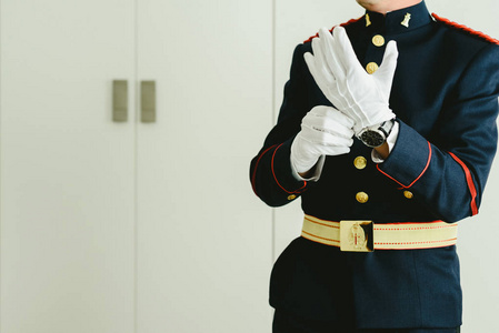 军事人手穿上一些优雅的白色手套照片