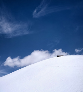 岩石上的雪山