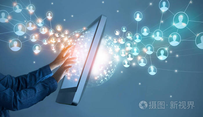 商人触摸全球结构网络和数据交换接口数字屏幕,技术业务和通信方面的