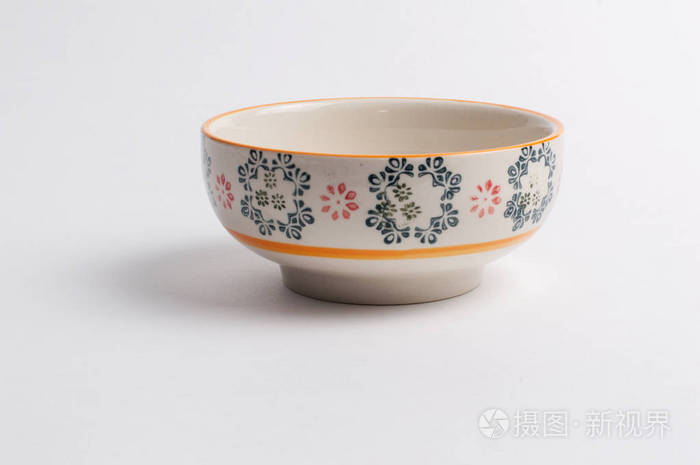 在白色背景上的空陶瓷碗