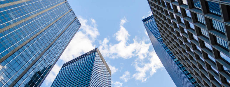 现代摩天大楼在曼哈顿的商业区, 纽约, 美国的底部视图。商业金融房地产的概念