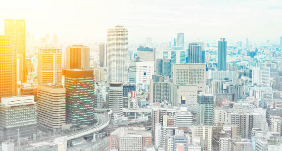 亚洲商业概念房地产和企业建设全景现代城市景观建筑鸟眼鸟瞰在日出和早晨蓝色明亮的天空在大阪, 日本。混合手绘素描插图