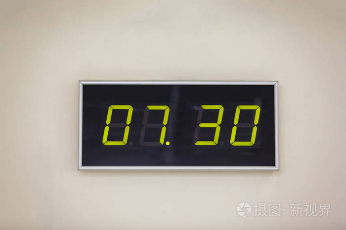 黑色数字时钟在白色背景显示时间7小时30分钟