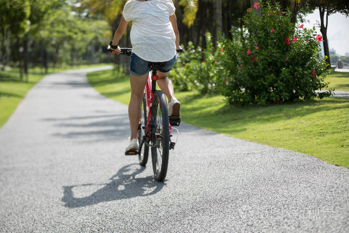 热带公园骑山地自行车的妇女