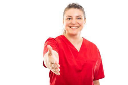 戴红色擦洗的年轻医护护士肖像提供在白色背景下与 copyspace 广告区隔离的握手手势