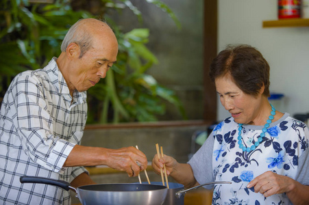 资深幸福和美丽的退休亚洲日本夫妇的生活方式肖像在家庭厨房一起烹调享用准备膳食放松在老丈夫和妻子爱和家庭厨师