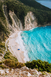 独自在著名的米尔托斯海滩旅游帐篷。大泡沫波浪向海湾滚动。凯法利尼亚, 希腊