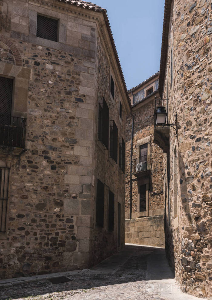 西班牙卡塞雷斯老城典型狭窄街道