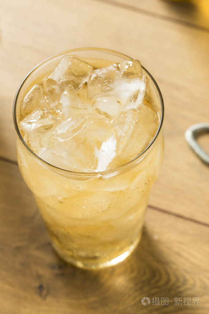 甜清爽香草奶油汽水加冰