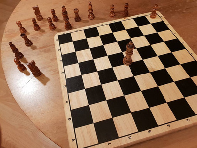 如何玩棋盘游戏棋。即兴创作和不同的角度棋集, 棋子和棋盘。黑白图和棋盘游戏
