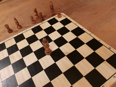 如何玩棋盘游戏棋。即兴创作和不同的角度棋集, 棋子和棋盘。黑白图和棋盘游戏
