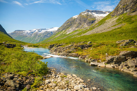 Trollstigen 附近的美丽的山河, 挪威