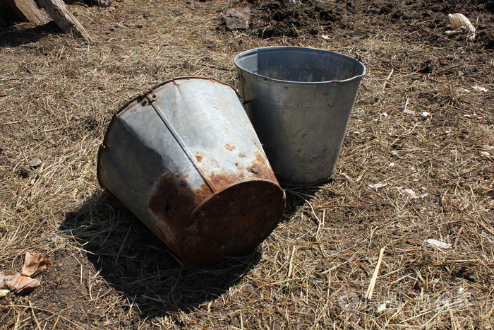 在院子里生锈的水桶19666