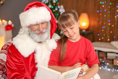 小孩子与圣诞老人在家里读圣诞节故事