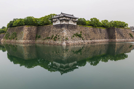 大阪城墙倒影在水中