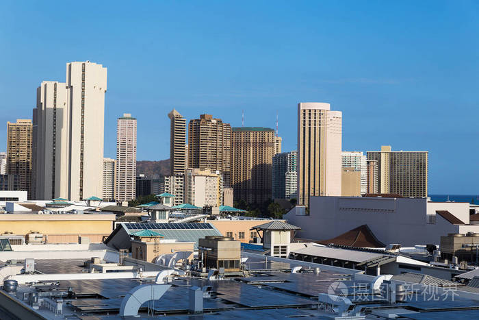 以高楼和购物中心屋顶为中心的檀香山城市景观