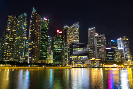 美丽夏夜的新加坡城市天际线