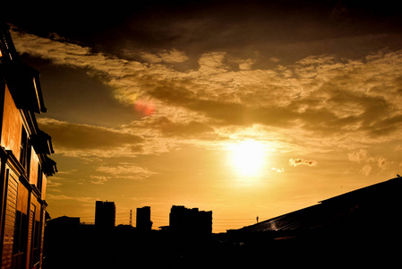 美丽的天空, 美丽的金色云彩在夕阳中