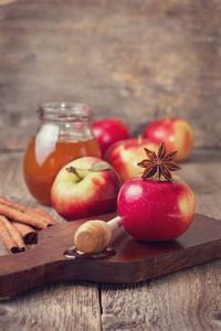 秋天的苹果 蜂蜜 香料上木制的背景