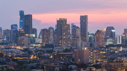 鸟瞰城市中央商务办公大楼，戏剧性的夕阳的天空背景