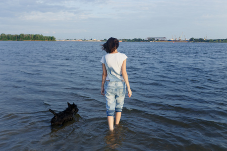 在海滩上的黑发游记图片