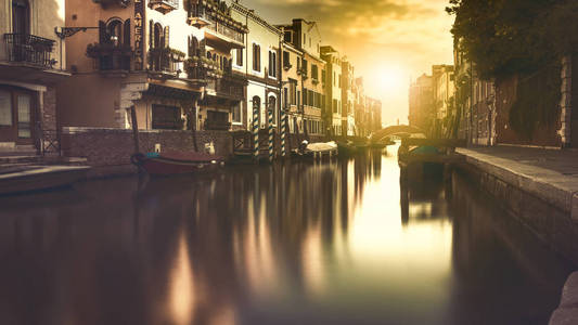 一条威尼斯运河两侧建筑物的良好反射