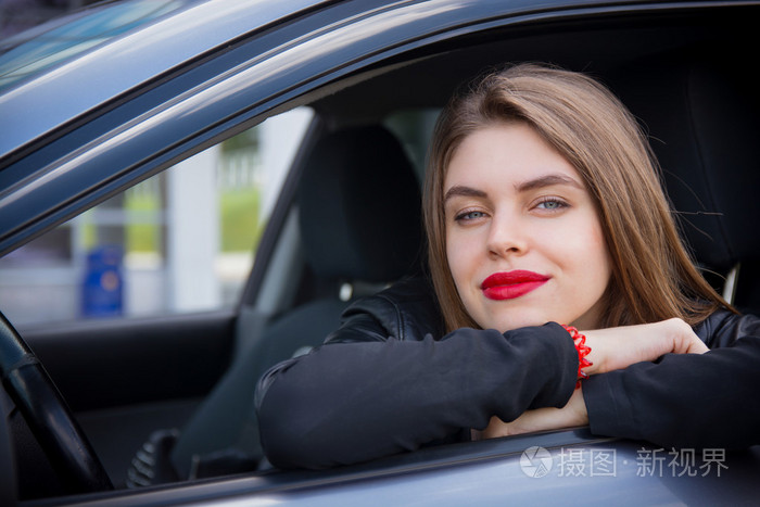 漂亮女司机开着车照片-正版商用图片0saf2m-摄图新视界