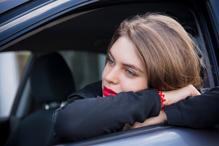 漂亮女司机开着车